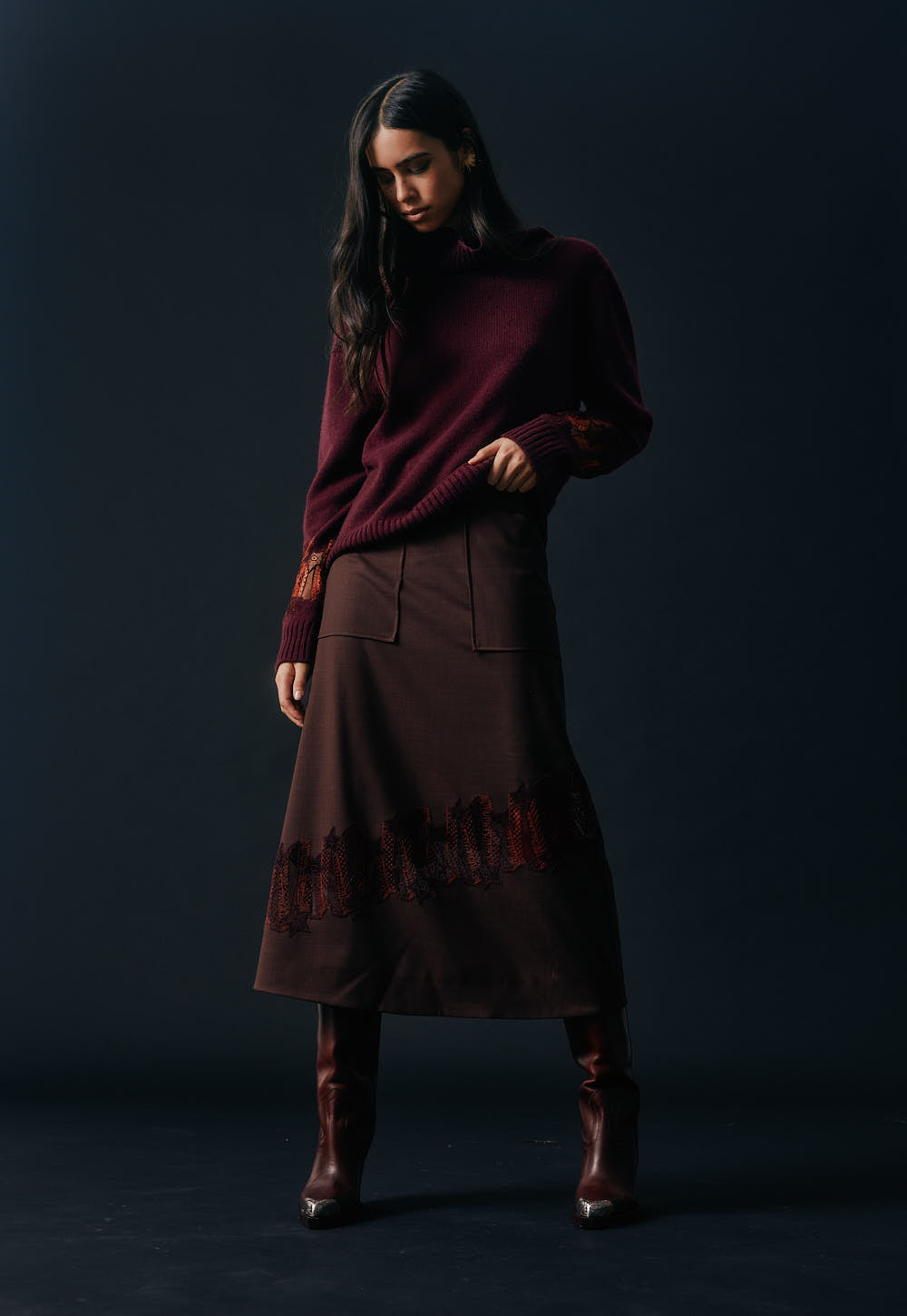 Nilo Sweater Bordeaux von Antonia Zander – Cashmere-Pullover mit weitem Stehkragen, Editorial