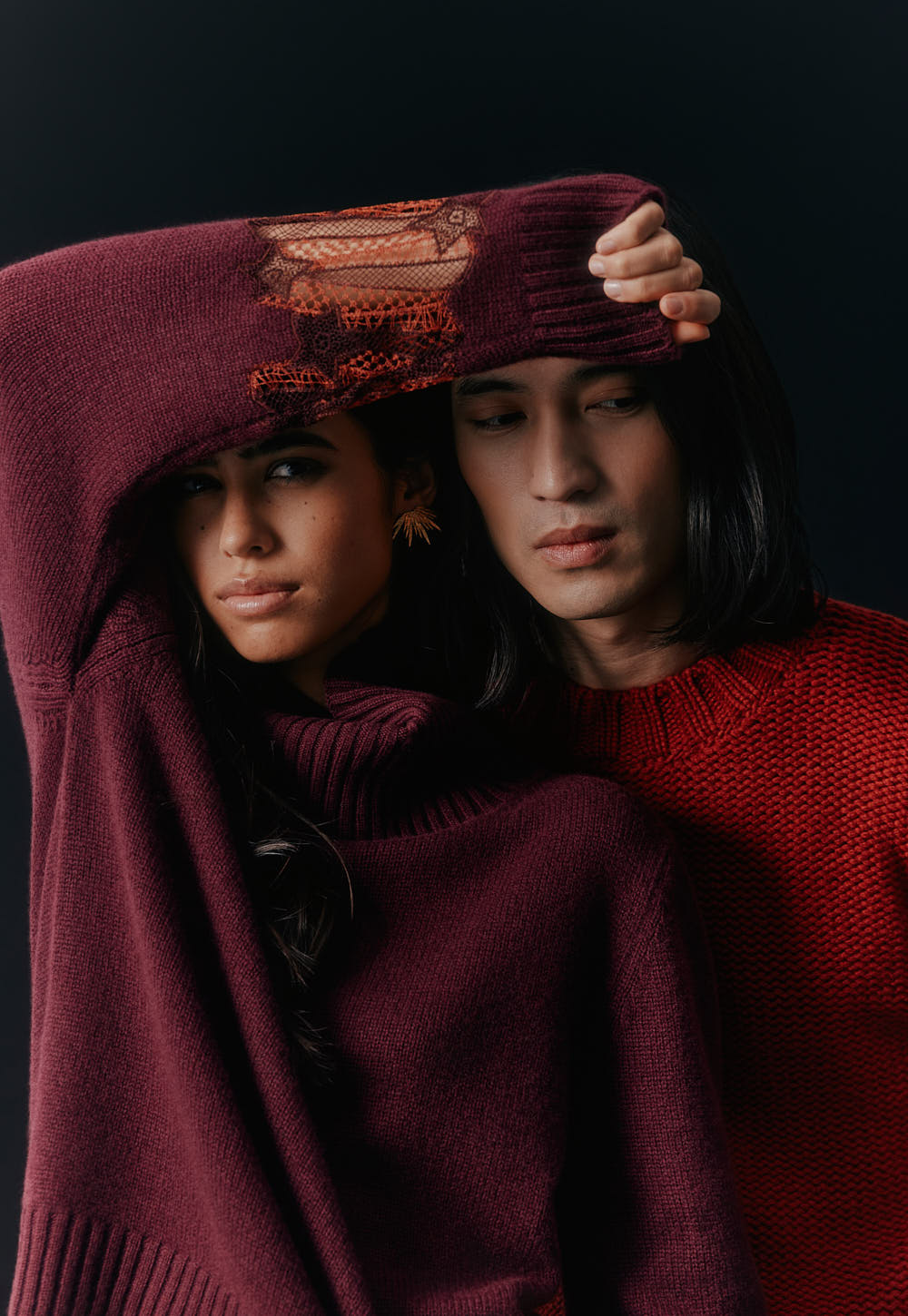 Antonia Zander Nilo Sweater in Bordeaux aus Cariaggi Cashmere – Editorial-Aufnahme mit Alba