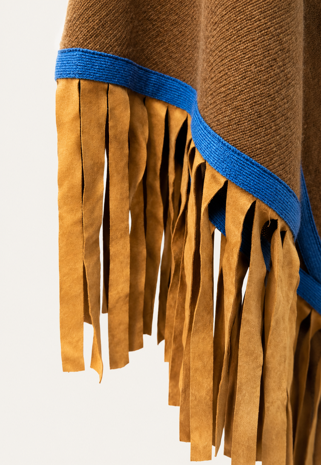 Detail of the Polka Triangolo cashmere scarf with blue contrast trim and wide goat suede fringes
