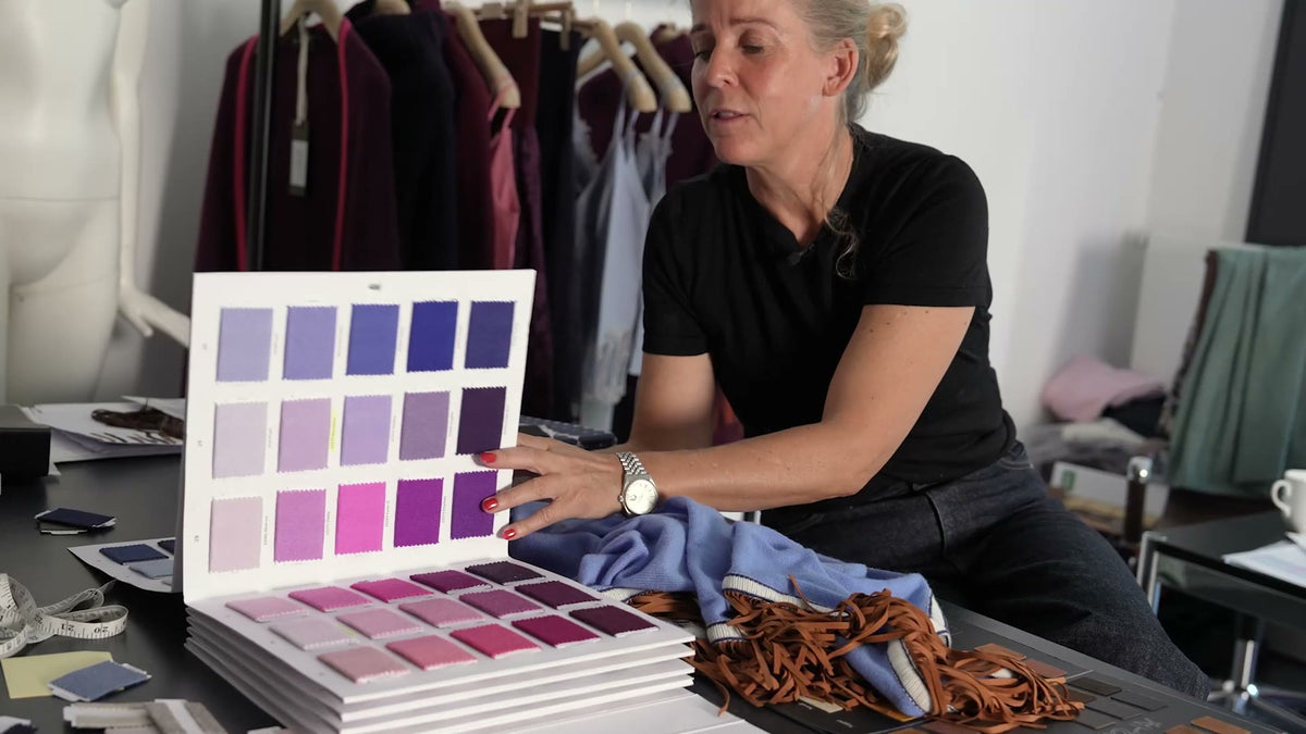 Antonia Zander with a colour card and a Triangolo