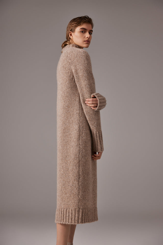 Made in Italy. luxurious light weight knit dress made of alpaca, silk and wool blend. traight cut, long sleeves and round neck