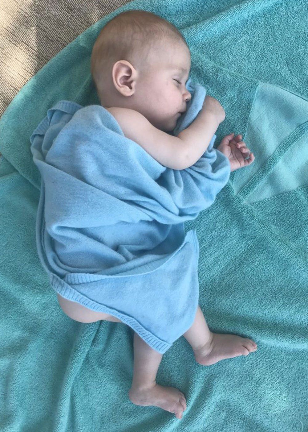 super weiche kaschmir babydecke mit farblich passender Müütze und gedoppelter Kopfecke
